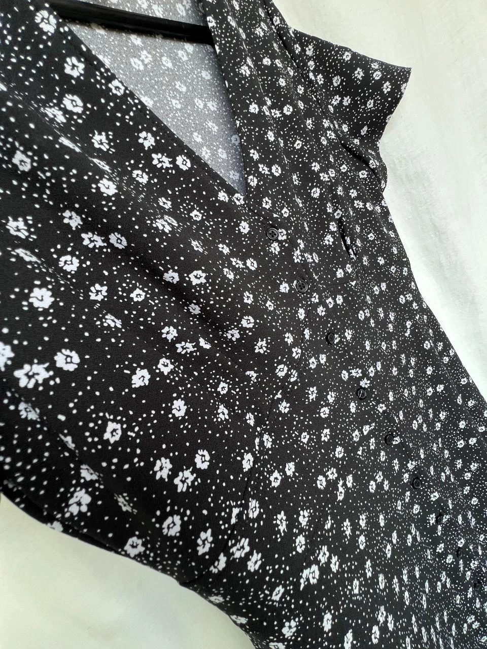 Lange zwarte jurk met witte bloempjes – photo 5
